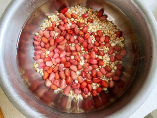 红豆薏米糊,薏米红豆提前浸泡4小时左右。其它材料不需要泡。