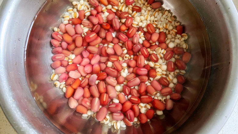 红豆薏米糊,薏米红豆提前浸泡4小时左右。其它材料不需要泡。