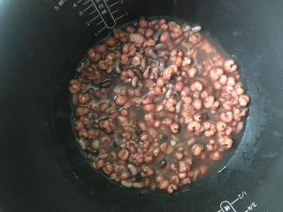 红豆薏米糊,煮至红豆和薏米都软烂即可