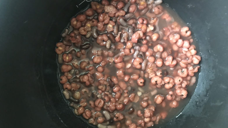 红豆薏米糊,煮至红豆和薏米都软烂即可