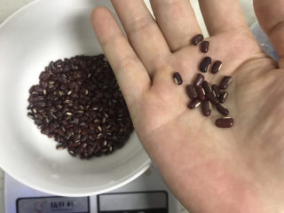 红豆薏米糊,称好赤小豆50克，赤小豆是如图这样，是长的
，而红豆是圆的，它们的区别还是很明显的