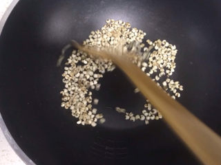 红豆薏米糊,炒至表面微黄，能闻到薏米香味就可以了
