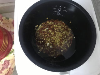 红豆薏米糊,加入适量清水放入电饭煲开始煮