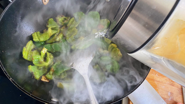 青椒炒香肠,加入一点点水，盖上锅盖焖一会，用中火。