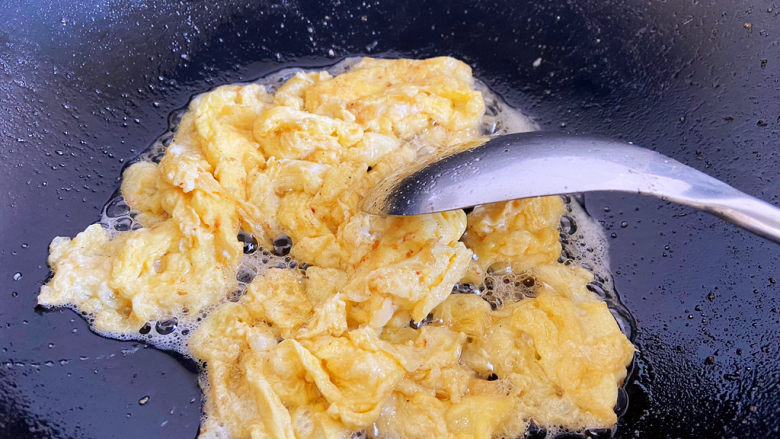 青椒炒香肠,锅中加入适量油，把鸡蛋液摊一下盛出来。
