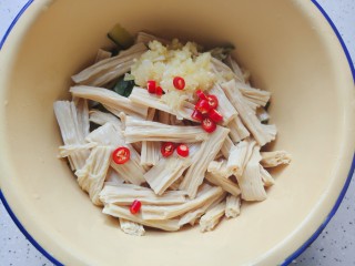 黄瓜拌腐竹,将黄瓜，腐竹，蒜泥，洗净切碎的小米椒全部放入大碗