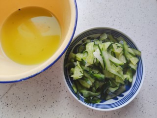 黄瓜拌腐竹,用手挤干腌好的黄瓜的水分，水就不要了
