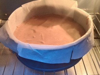 艾素糖造型水果蛋糕,把模具放入提前预热好的烤箱，下层，150度烤40分钟左右。倒扣晾凉后脱模。