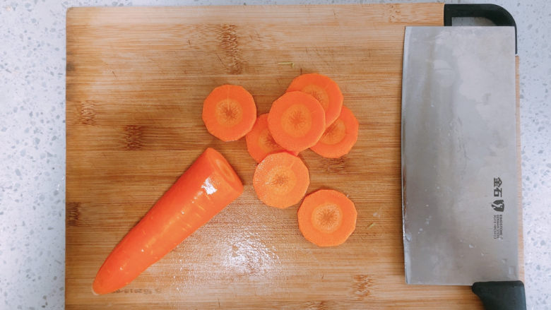 胡萝卜炒虾仁,把胡萝卜切成片状。