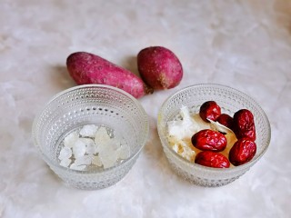 紫薯银耳粥,准备食材，量可以根据个人胃口增减。