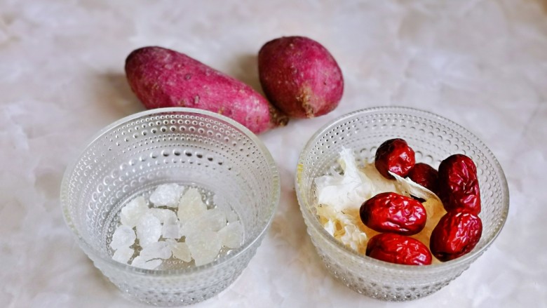 紫薯银耳粥,准备食材，量可以根据个人胃口增减。