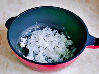 紫薯银耳粥,泡发的银耳倒入锅中。