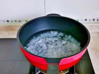 紫薯银耳粥,再加入适量的纯净水。