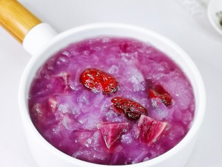 紫薯银耳粥,也可以作为代餐，好吃又饱腹。