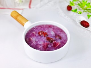 紫薯银耳粥,盛出装入碗中，即可食用。
