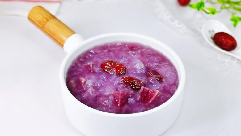 紫薯银耳粥,盛出装入碗中，即可食用。