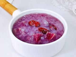 紫薯银耳粥,特别适合这个干燥的出秋季呦。