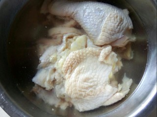 冬瓜薏米汤,鸡腿洗净，泡出血水。