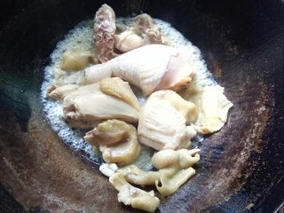 冬瓜薏米汤,鸡腿放入炒锅，大火爆香。