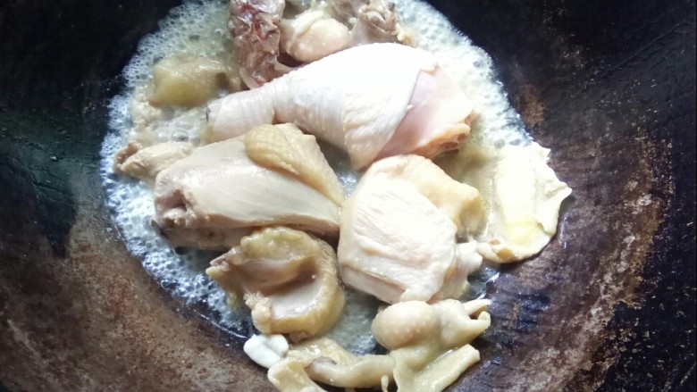 冬瓜薏米汤,鸡腿放入炒锅，大火爆香。