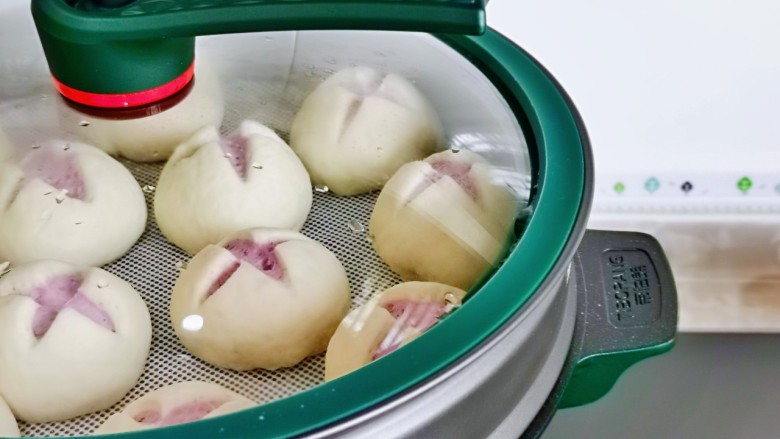 紫薯小馒头,放入蒸锅盖上盖子，发酵约20分钟左右，发酵至1.5倍大即可。