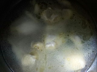 冬瓜薏米汤,爆香的鸡腿放入炖锅中。