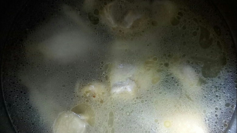 冬瓜薏米汤,爆香的鸡腿放入炖锅中。