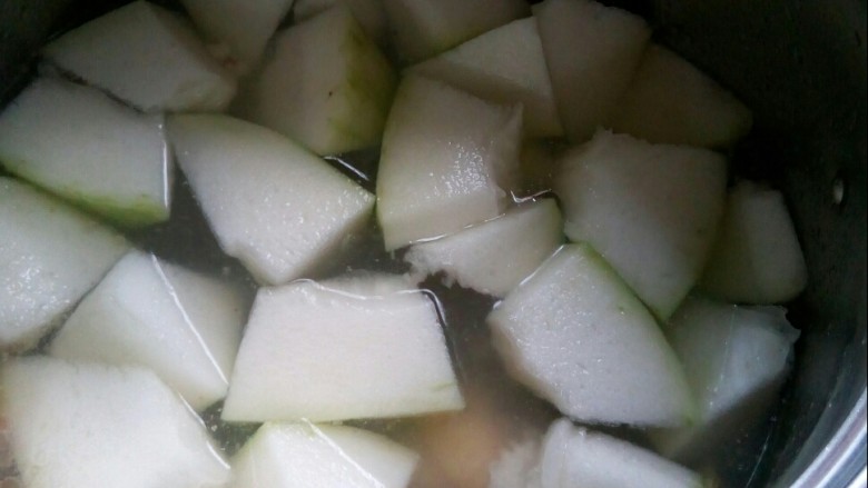 冬瓜薏米汤,放入锅中，大火煮。