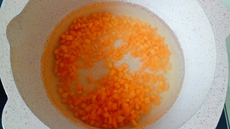 黄金玉米饼,将胡萝卜粒放入锅中焯水捞出