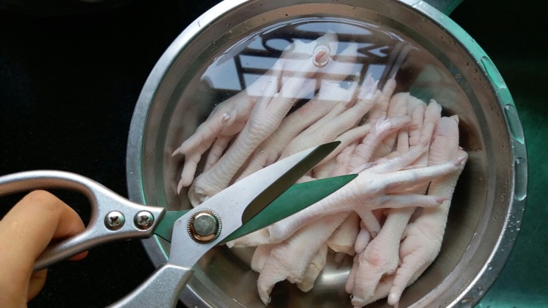 盐水鸡脚,用厨房剪刀剪去鸡脚的指甲