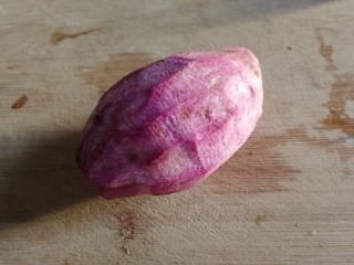 紫薯银耳粥,紫薯去皮。