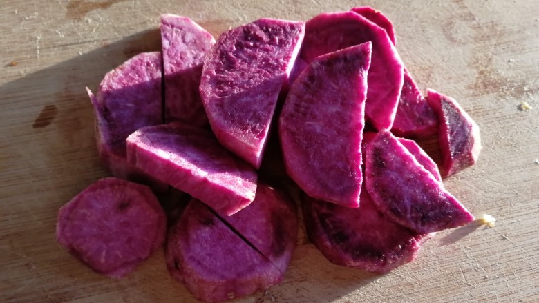 紫薯银耳粥,切片。