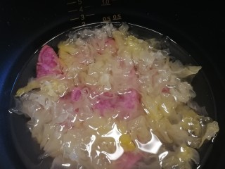 紫薯银耳粥,加入清水到0.5的水位线，加几滴白醋，会让粥的颜色变回紫色。