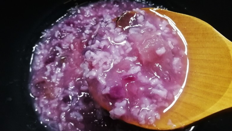 紫薯银耳粥,银耳软糯，胶质满满。
