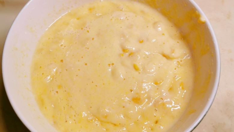 黄金玉米饼,面糊发酵好，会看到面糊有些气泡，搅拌。