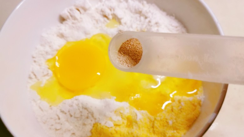黄金玉米饼,放入酵母粉。
