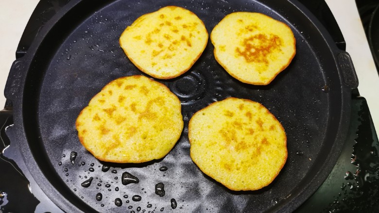 黄金玉米饼,上下盘同时加热，小饼两面金黄出锅。