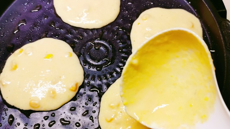 黄金玉米饼,用勺子倒入面糊，形成小圆饼。