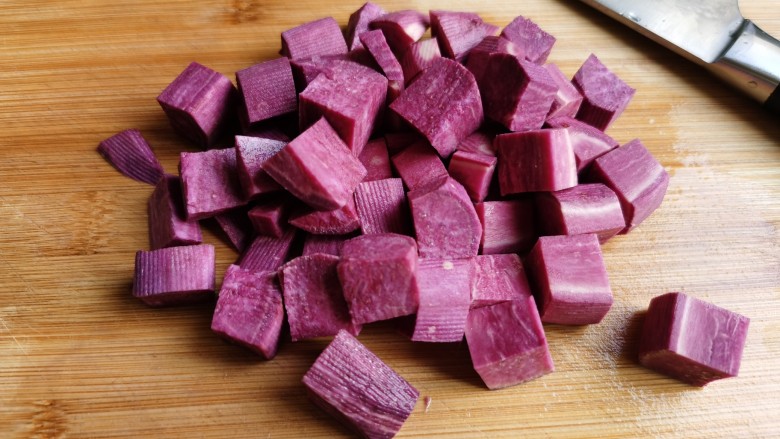 紫薯银耳粥,去皮后的紫薯切成小块。