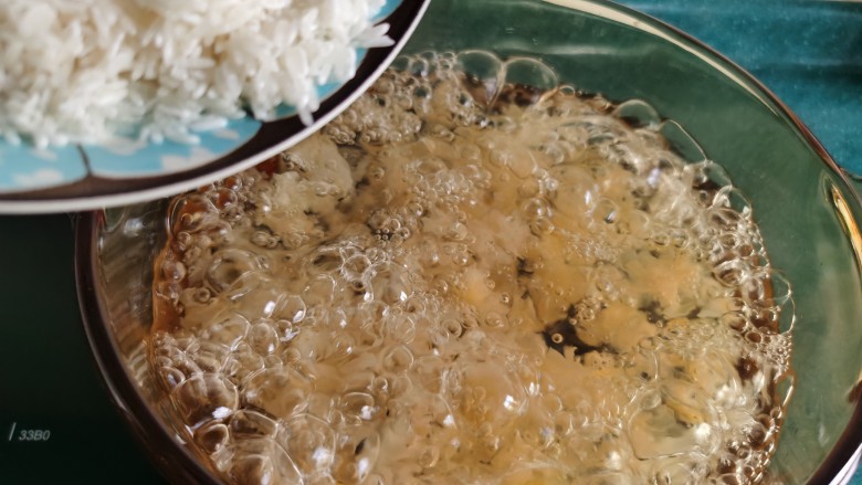 紫薯银耳粥,银耳煮大约十分钟之后，加入淘洗好的大米。
