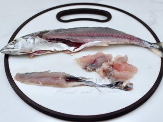 烟台正宗鲅鱼饺子,把片下来的鲅鱼，用刀把鱼肉片出来。