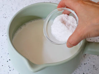 桃胶奶冻,纯牛奶倒入奶锅中，加入白凉粉
