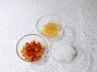 桃胶奶冻,泡发的桃胶、皂角米、雪燕用清水冲洗干净备用