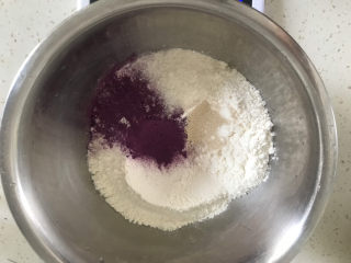 紫薯小馒头,面粉加入紫薯粉，糖，酵母