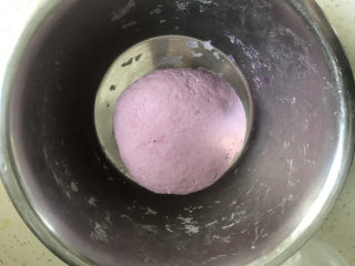 紫薯小馒头,揉成光滑的面团，放在一边发酵至两倍大