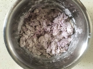 紫薯小馒头,边加牛奶边搅拌成絮状