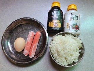 火腿肠蛋炒饭,原料：火腿肠，鸡蛋，米饭