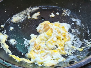 火腿肠蛋炒饭,鸡蛋下锅煎炒至成形捞放一边