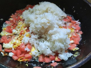 火腿肠蛋炒饭,米饭下锅