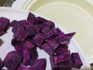 紫薯银耳粥,倒入锅中和大米一起煮